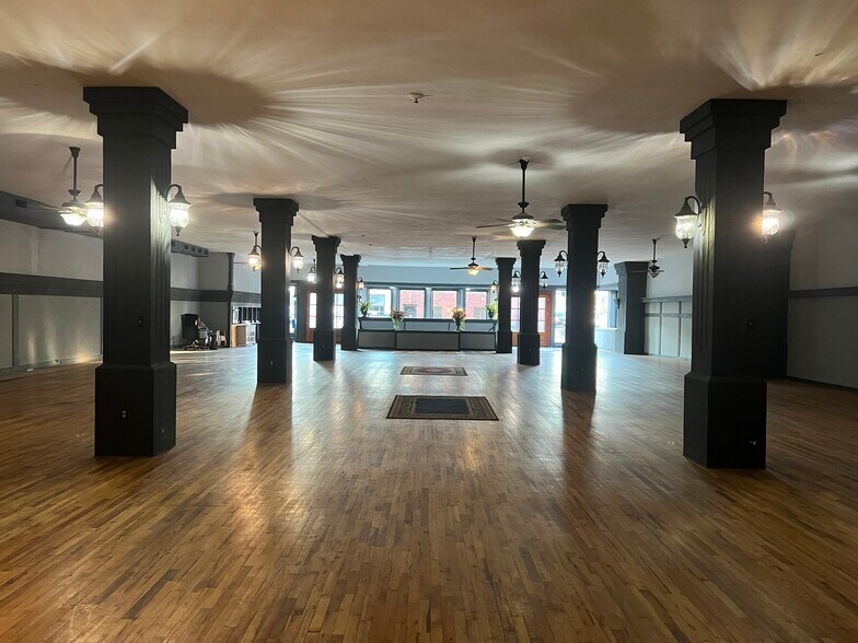 More Photos Of 904 16th Ave, Monroe Storefront For Sale