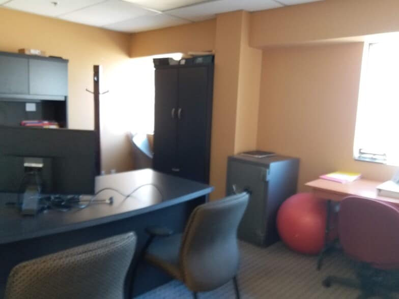 More Photos Of 143 East Lake Blvd NE, Airdrie Warehouse For Lease