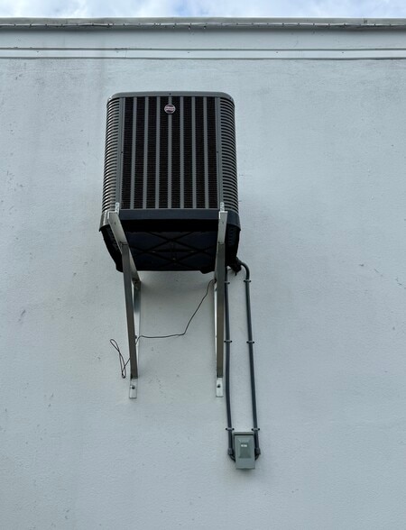 More Photos Of 12388 Starkey Rd, Largo Warehouse For Lease