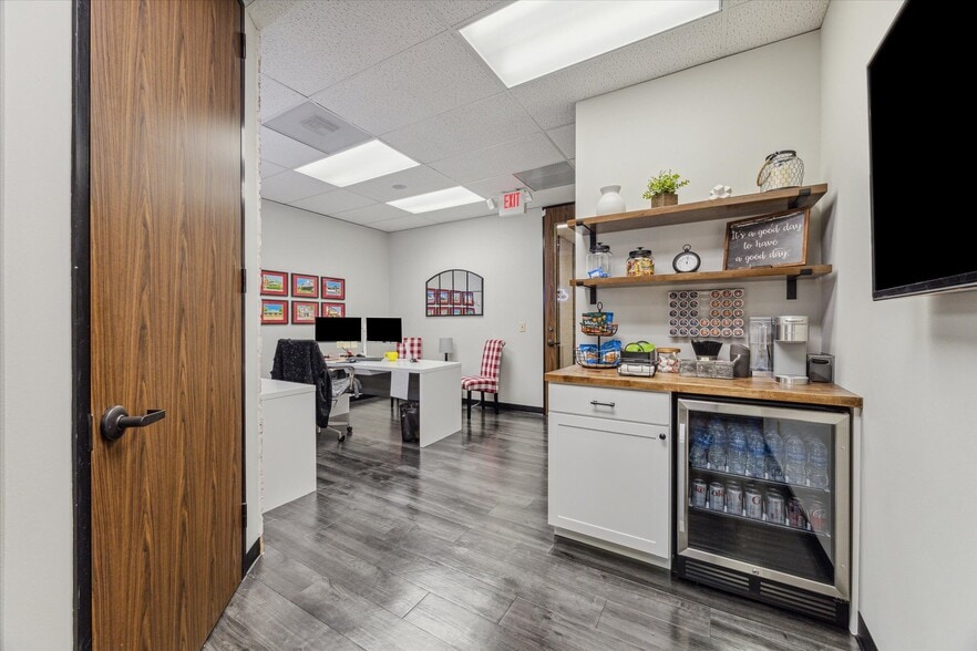 More Photos Of 9525 Katy Fwy, Houston Office For Lease