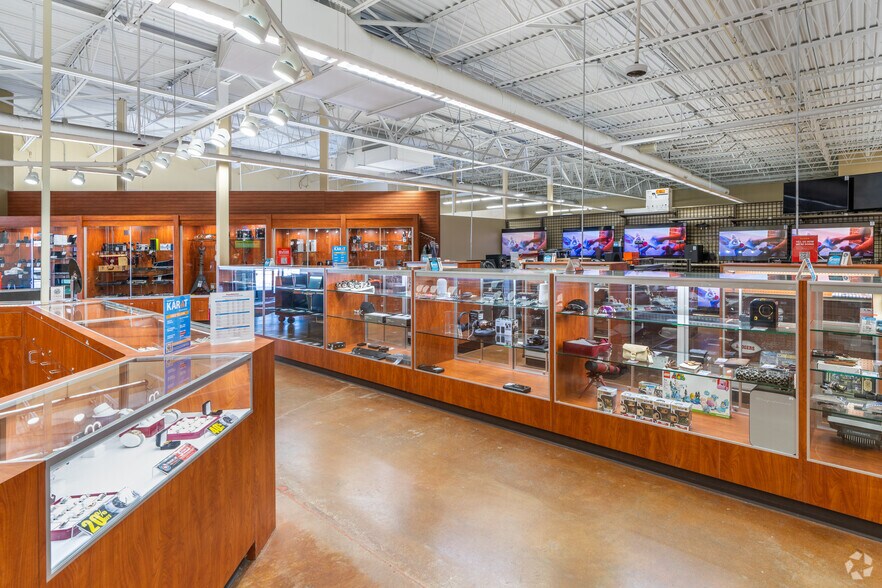 More Photos Of 500-520 N Westhill Blvd, Appleton Storefront Retail Office For Sale