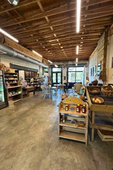 More Photos Of 412-416 Grayson Pky, Grayson Storefront For Lease