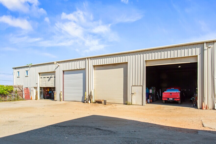 More Photos Of 4780 Old Dixie Hwy, Forest Park Manufacturing For Lease