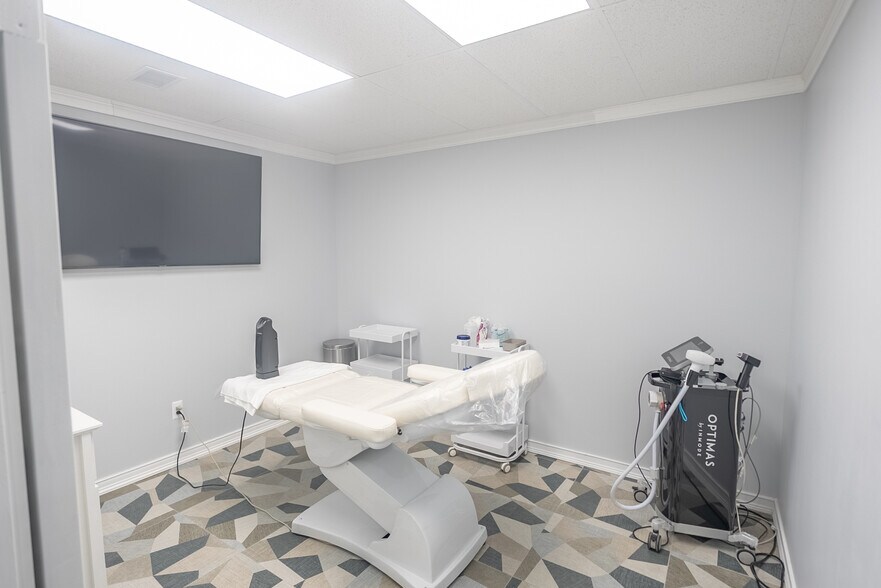 More Photos Of 15645 Farmington Rd, Livonia Medical For Lease