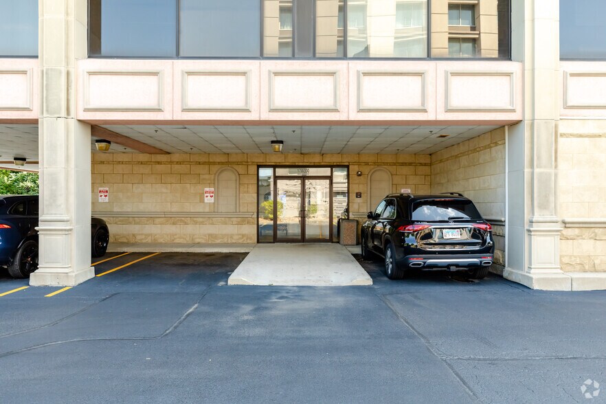 More Photos Of 17W300 22nd St, Oakbrook Terrace Medical For Lease