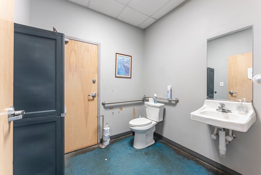 More Photos Of 3917 Old Flowery Branch Rd, Oakwood Flex For Lease