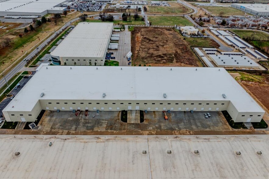 More Photos Of 5100 SW Regional Airport Blvd, Bentonville Warehouse For Lease
