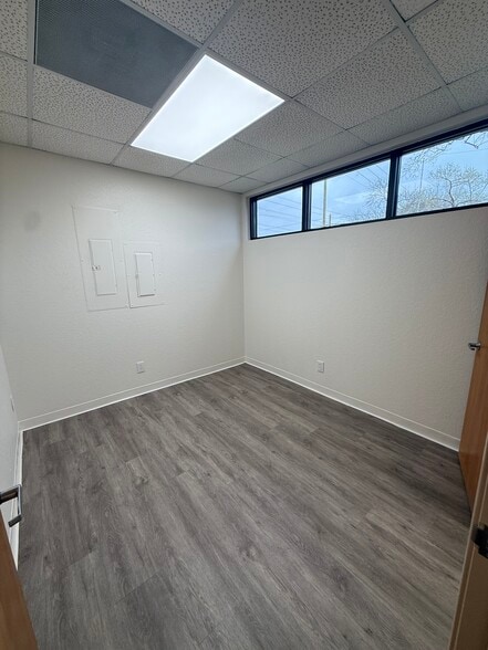 More Photos Of 2401 W Green Oaks Blvd, Arlington Office For Lease