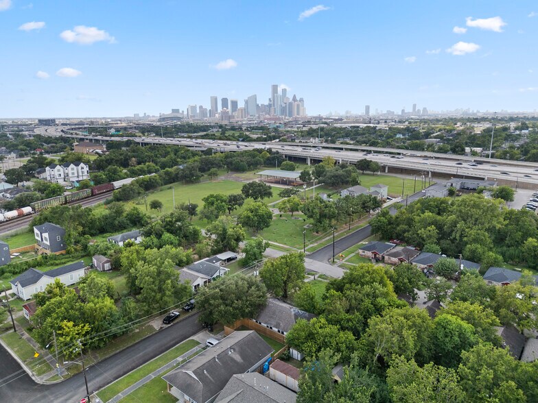 More Photos Of 2417 Lee St, Houston Specialty For Sale