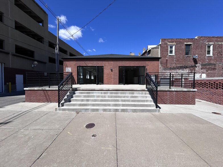 Primary Photo Of 318 E Walnut St, Evansville Storefront Retail Office For Lease