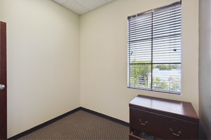 More Photos Of 7065 Westpointe Blvd, Orlando Medical For Sale