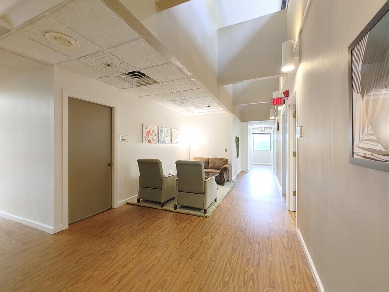 More Photos Of 9000 Cypress Green Dr, Jacksonville Office For Lease