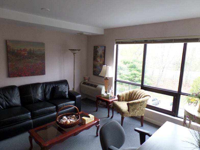 More Photos Of 567 Vauxhall St, Waterford Medical For Sale