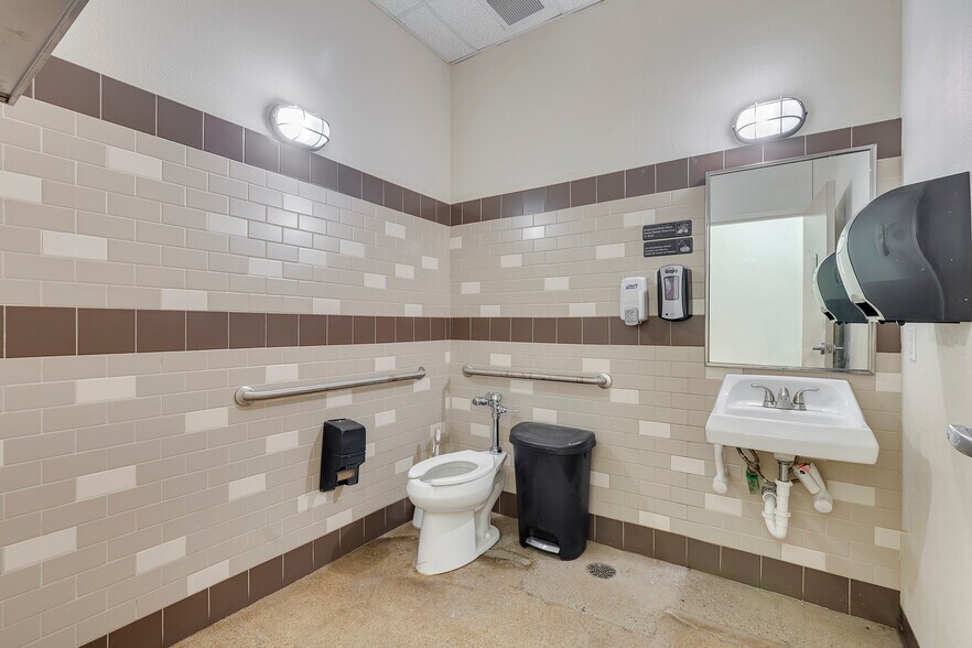 More Photos Of 2920 Shotts St, Fort Worth Distribution For Lease