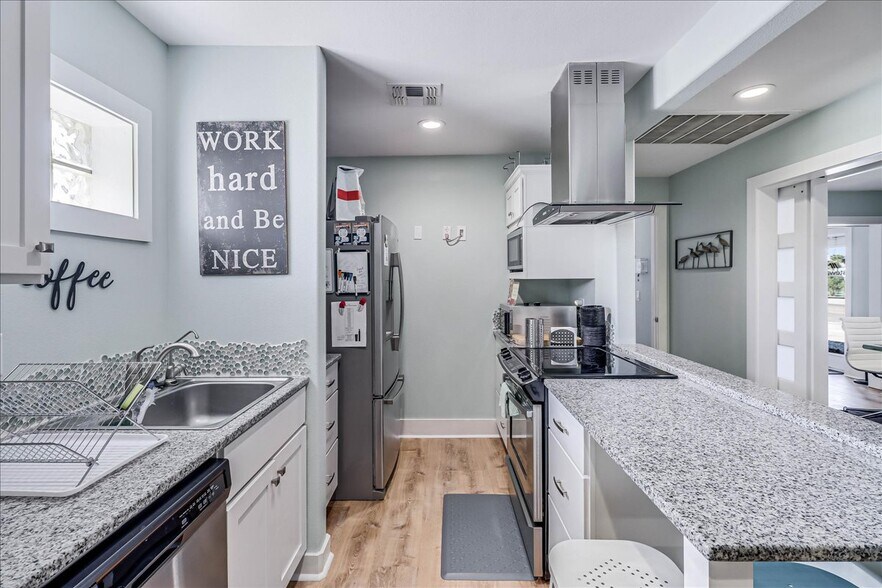 More Photos Of 121 Cut Off Rd, Port Aransas Office For Sale