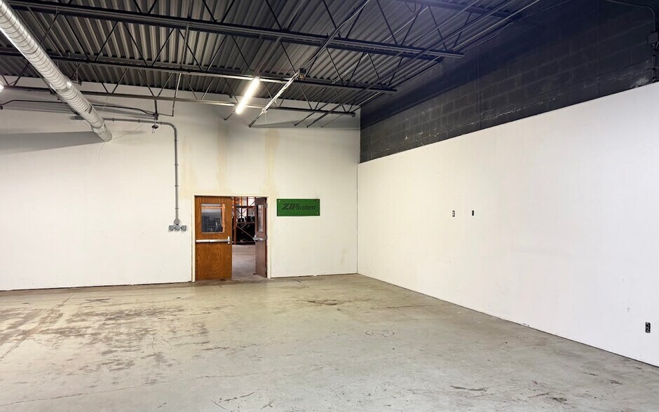 More Photos Of 4357-4359 Highland Rd, Waterford Industrial For Lease