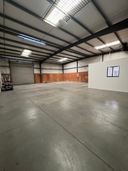 More Photos Of 8032 Dimiller Dr, Bakersfield Warehouse For Lease
