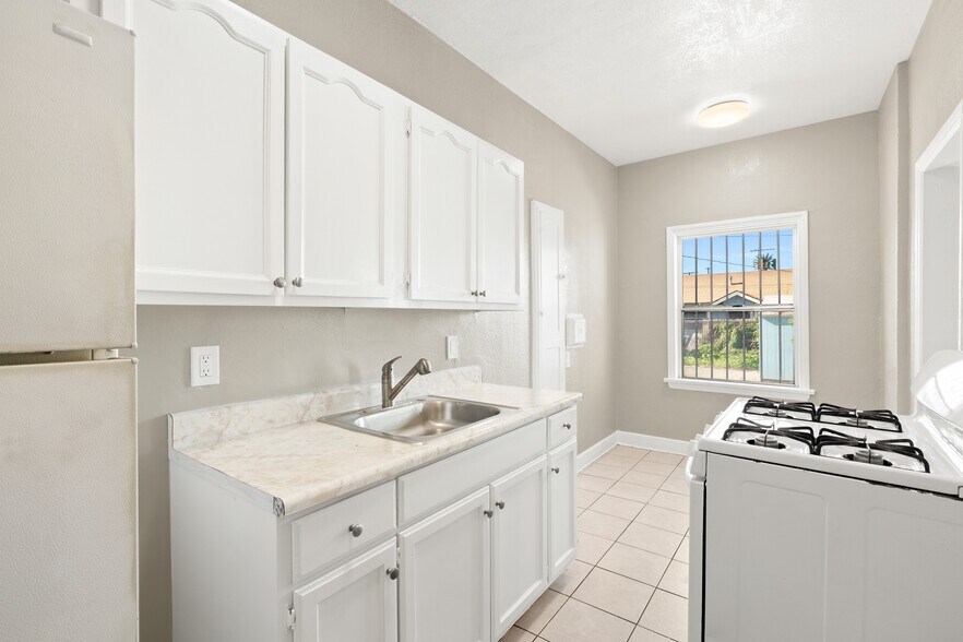 More Photos Of 210 W 43rd Pl, Los Angeles Apartments For Sale