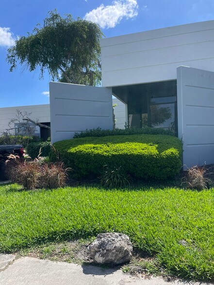More Photos Of 6011 Benjamin Rd, Tampa Light Distribution For Lease