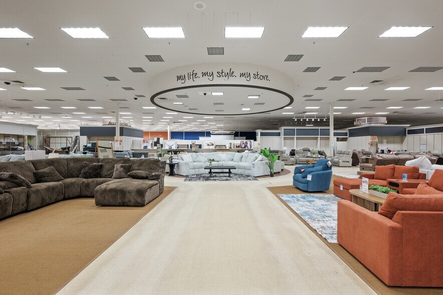 More Photos Of 5630 Saint Croix Trl, North Branch Freestanding For Lease