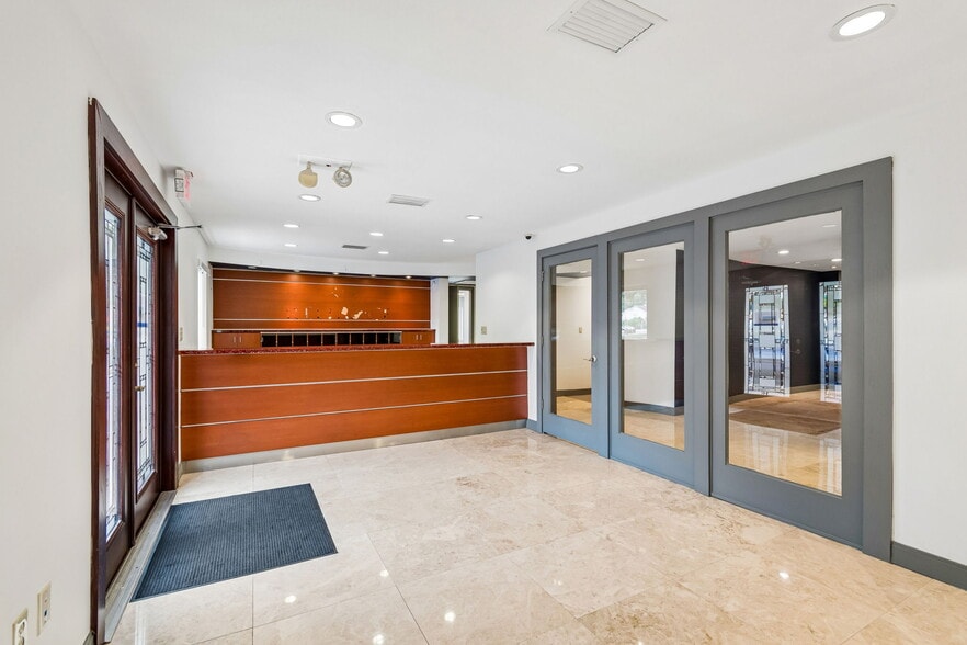 More Photos Of 13940 N Dale Mabry, Tampa Office For Sale