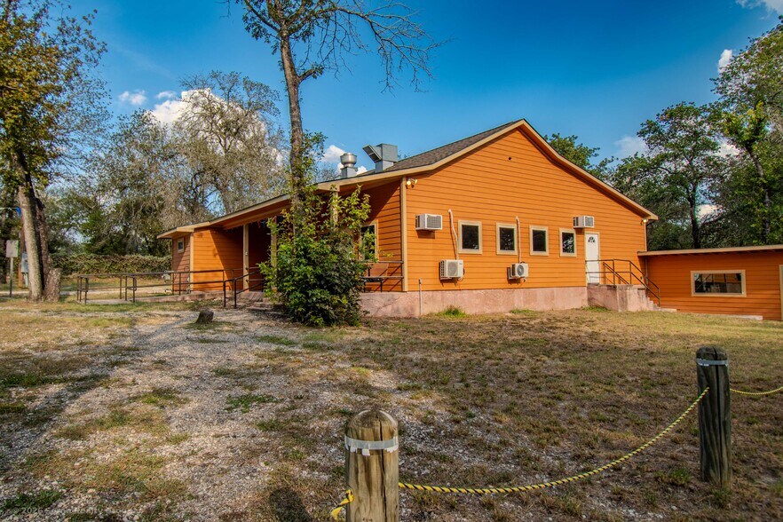 More Photos Of 3710 Waterwood Pass, Elmendorf Restaurant For Sale
