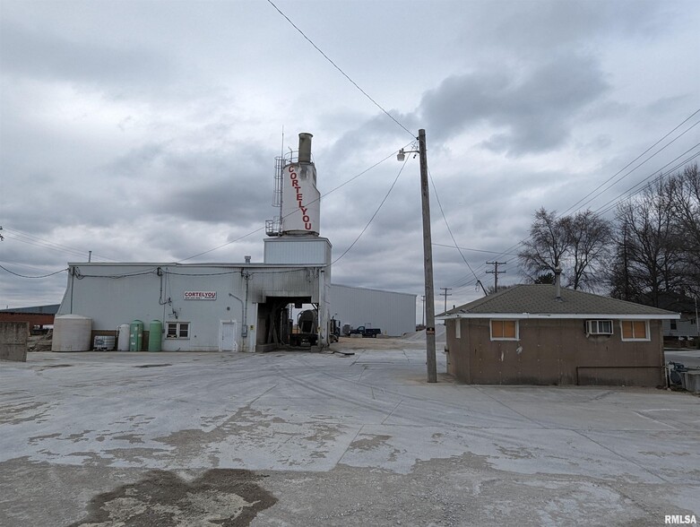 Primary Photo Of 630 W Davis St, Bushnell Manufacturing For Sale