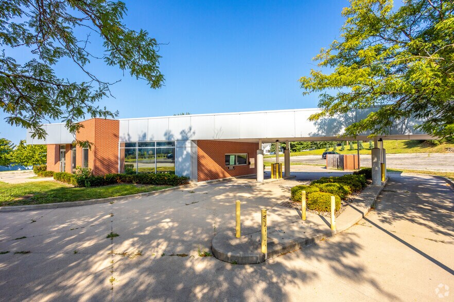 More Photos Of 2742 Hubbell Ave, Des Moines Bank For Lease