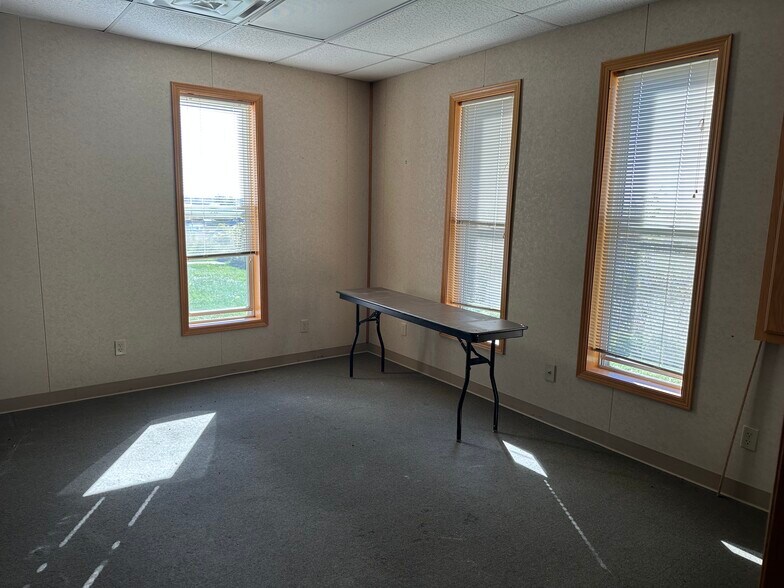 More Photos Of 1105 State St, Mound City Office For Sale