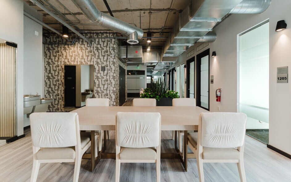 More Photos Of 420 SW 7th St, Miami Office For Lease