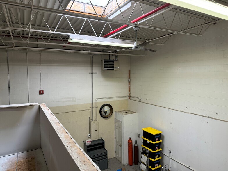 More Photos Of 1080-1098 Frances Dr, Streamwood Warehouse For Lease