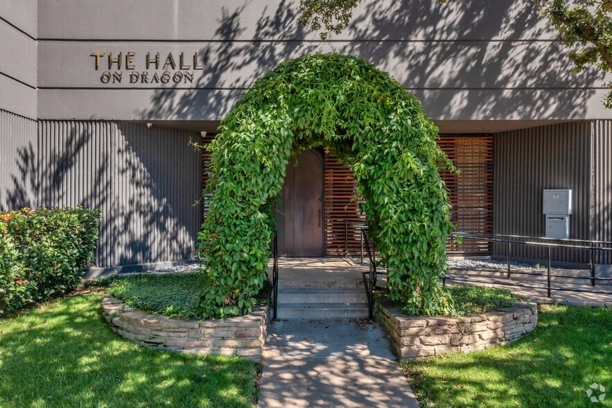 More Photos Of 1500 Dragon St, Dallas Showroom For Lease