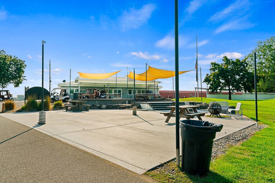 More Photos Of 31 Ray Rd, Sunnyside Sports And Entertainment For Sale