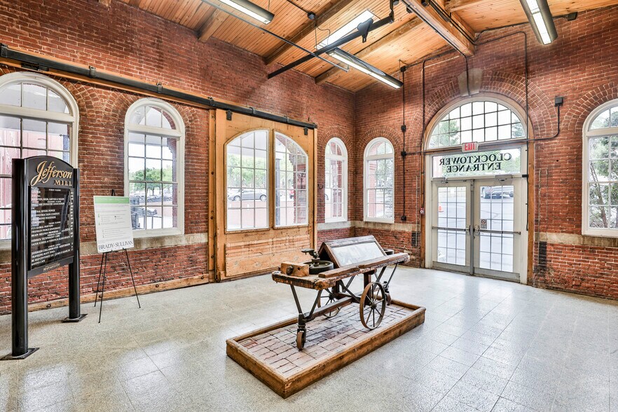 More Photos Of 670 N Commercial St, Manchester Apartments For Lease