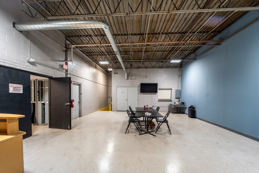 More Photos Of 255 E 167th St, Harvey Distribution For Lease