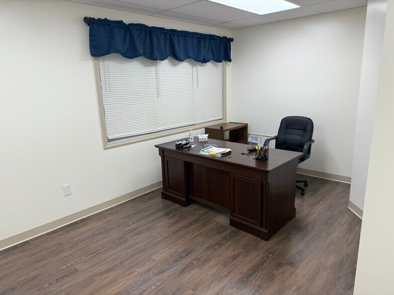 More Photos Of 2 Emma Ln, Clifton Park Medical For Lease