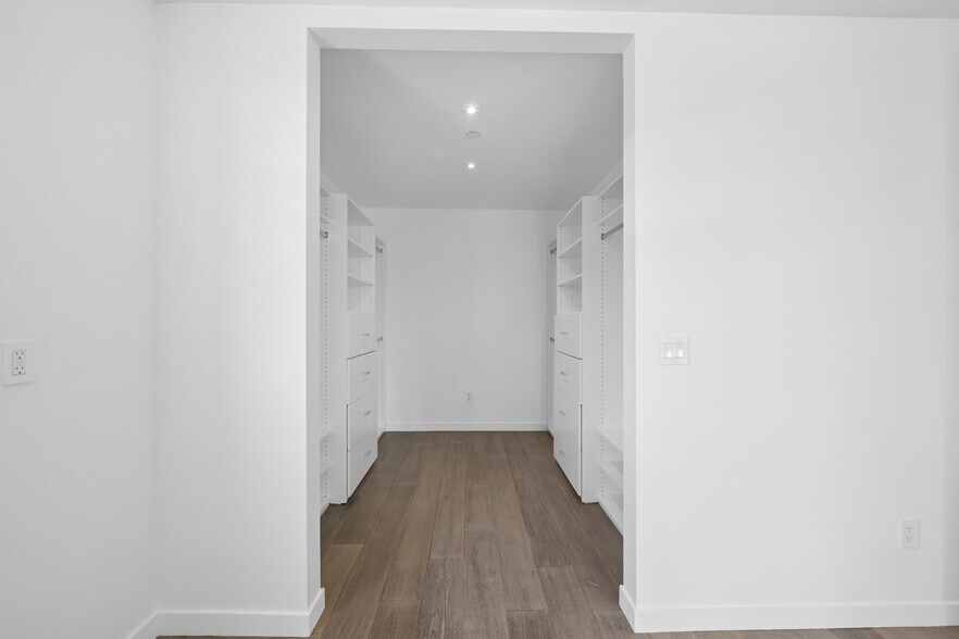 More Photos Of 1317 Cabrillo Ave, Venice Flex For Sale