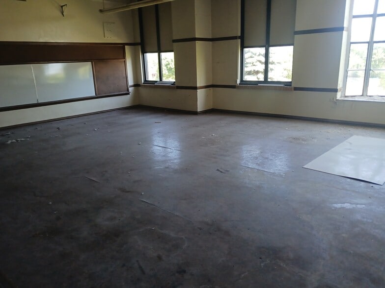 More Photos Of 500 E Thomas St, Lansing Schools For Sale