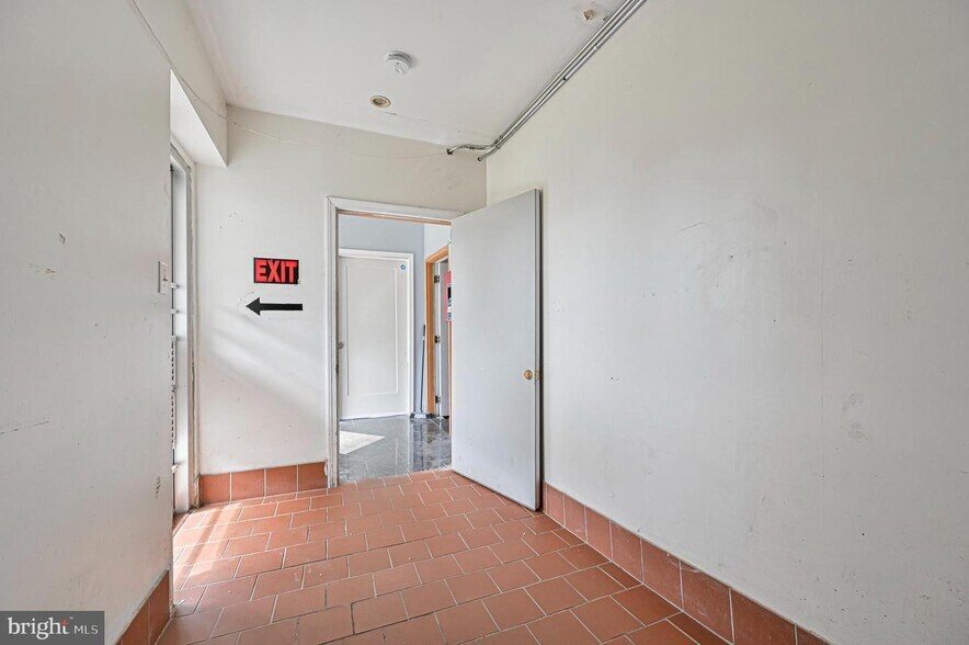 More Photos Of 13 N East Blvd, Vineland Flex For Sale