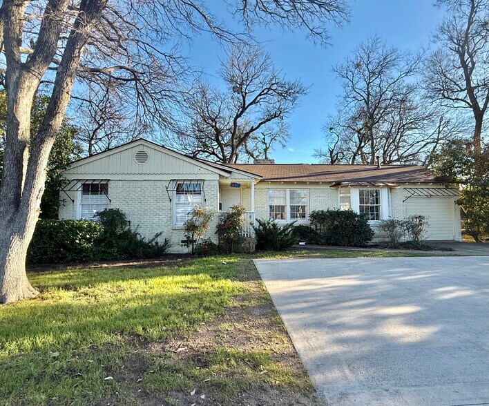 Primary Photo Of 4326 W Lovers Ln, Dallas Storefront Retail Office For Lease