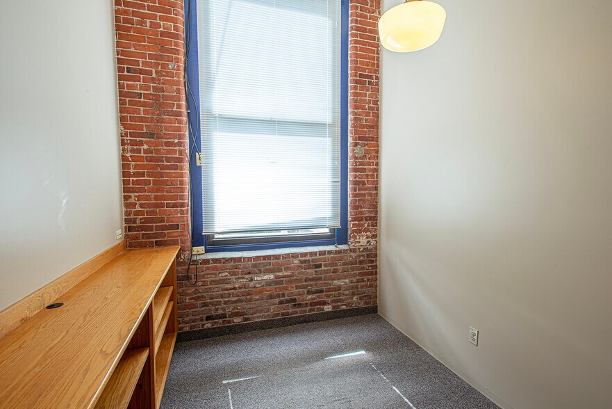 More Photos Of 320 Riverside Dr, Florence Office For Sale