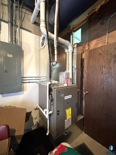 More Photos Of 118 N Broadway Ave, Miller General Retail For Sale