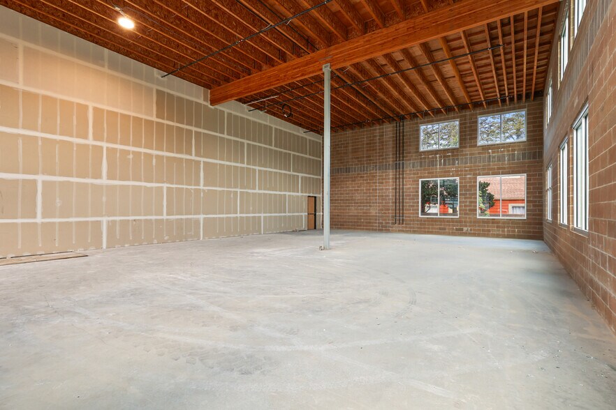 More Photos Of 21600 SE Stark St, Gresham Service For Lease