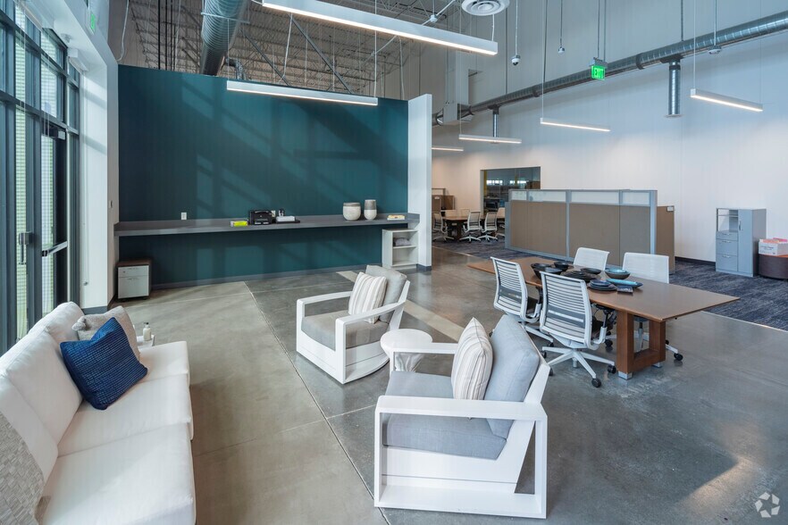 More Photos Of 14820 Compark Blvd, Parker Industrial For Sale