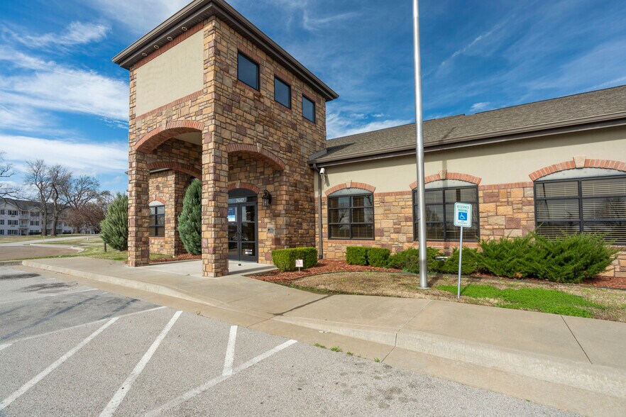 More Photos Of 7447 Riverside Pky, Tulsa Bank For Lease