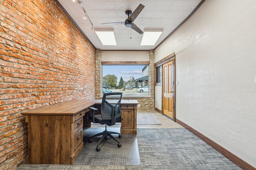 More Photos Of 118 W Mission St, Strawberry Point Loft Creative Space For Lease