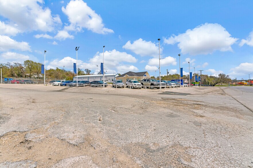 More Photos Of 2104 Jacksboro Hwy, Fort Worth Freestanding For Lease