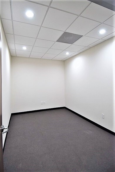 More Photos Of 7515 Oak Bluff Dr, Magnolia Office For Lease