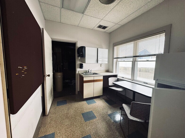 More Photos Of 2815 E Michigan Ave, Jackson Bank For Sale