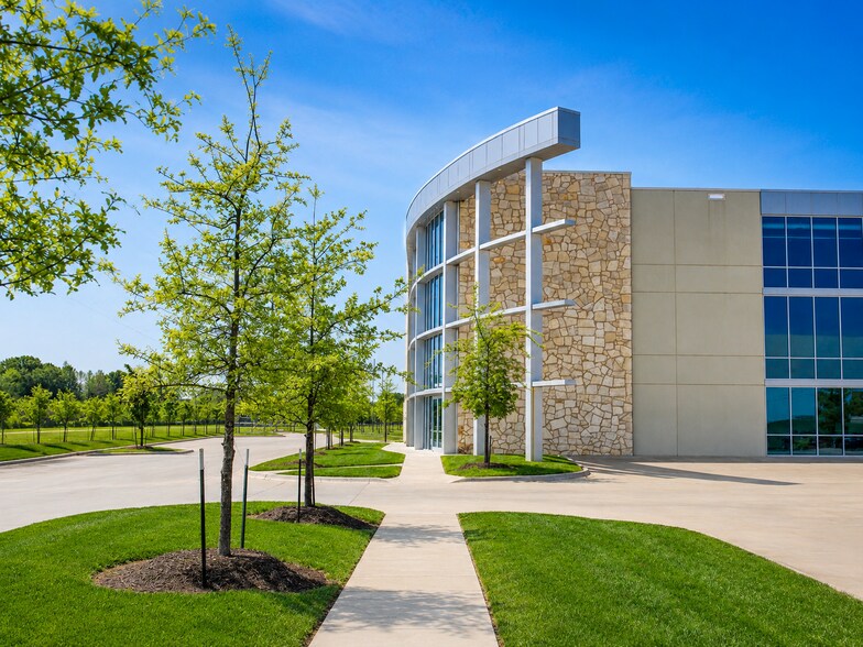 More Photos Of 5000 SW Regional Airport Blvd, Bentonville Warehouse For Lease